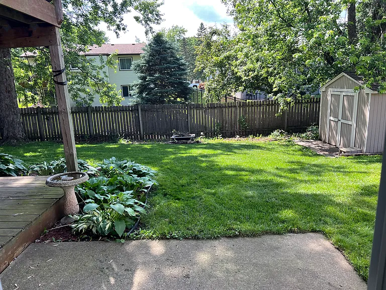 Eagle Crest Dr — Photo 2