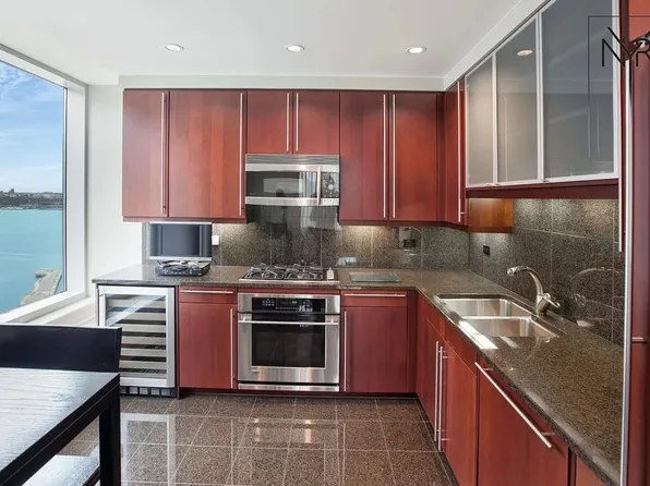 240 Riverside Boulevard image 3 of 12