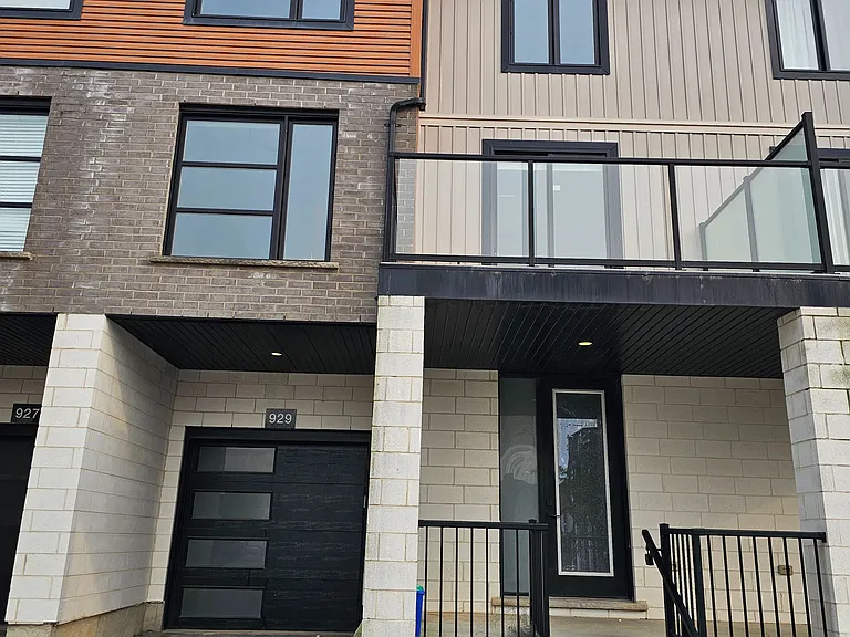 929 Sarnia Rd — Photo 1