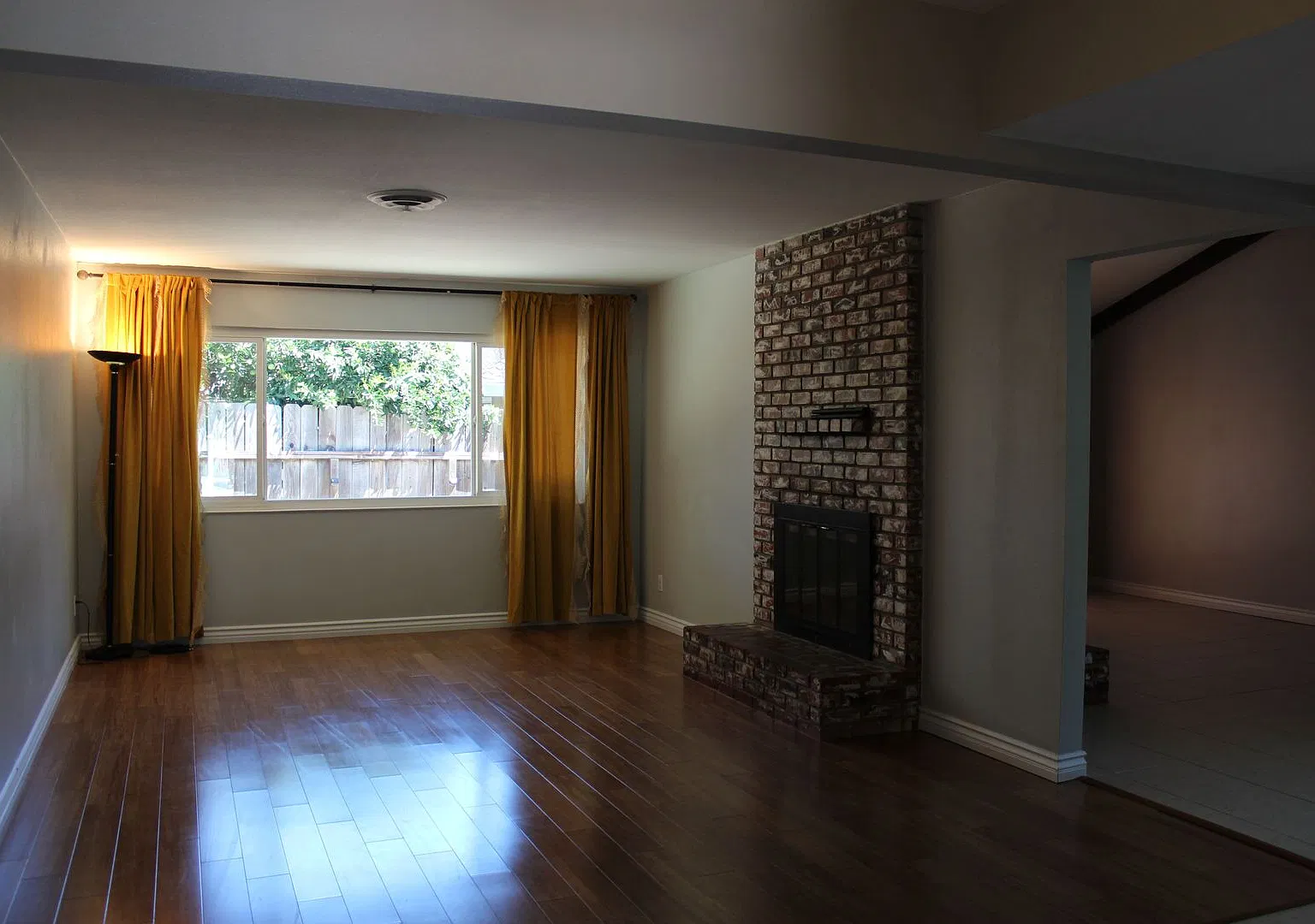 Back On The Rental Market A Charming 3 Bedroom 2 Bath Home — Photo 2