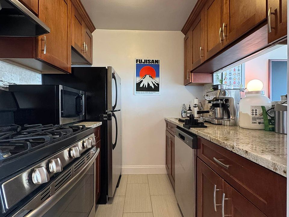2nd image of 33 Greenwich Ave APT 15A
