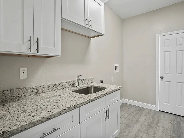 2924 W Chestnut St — Photo 6