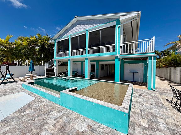 4th image of 556 Caribbean Dr E