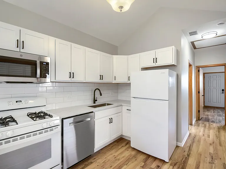 1422 N Maplewood Ave — Photo 3