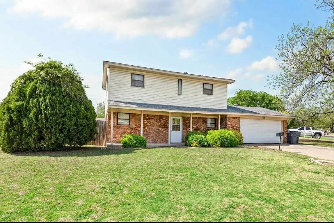 3 bed, 1.5 bath, 1300 sqft, $1,395 — Photo 2