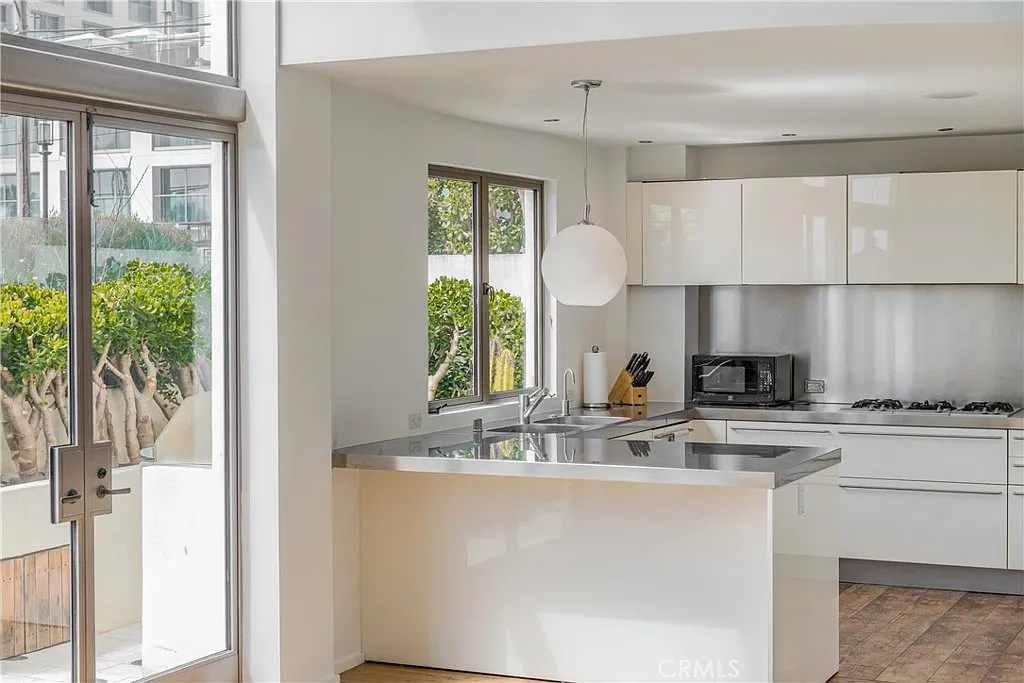 3 bed, 3.5 bath, 3500 sqft, $21,850 — Photo 3