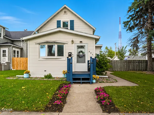 924 N 5th St, Grand Forks, ND 58203