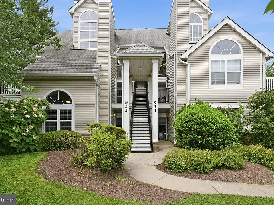 933 Hillside Lake Ter #110