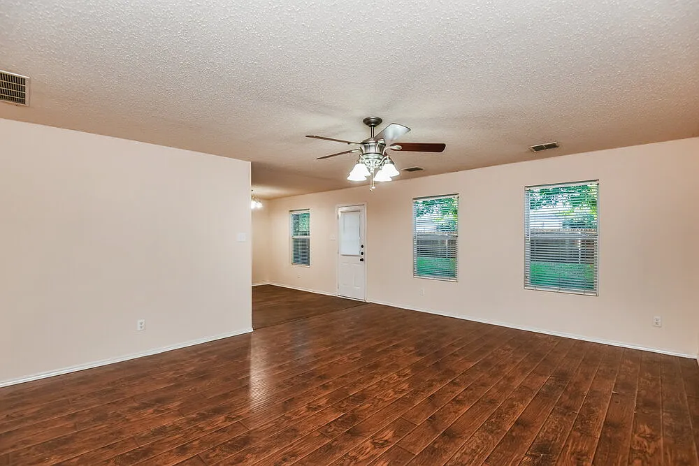 3 bed, 2.0 bath, 1843 sqft, $2,145 — Photo 4