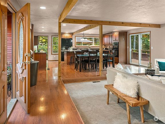 When you walk into this home the living area is straight ahead, then the dining area to the left and the kitchen beyond.>