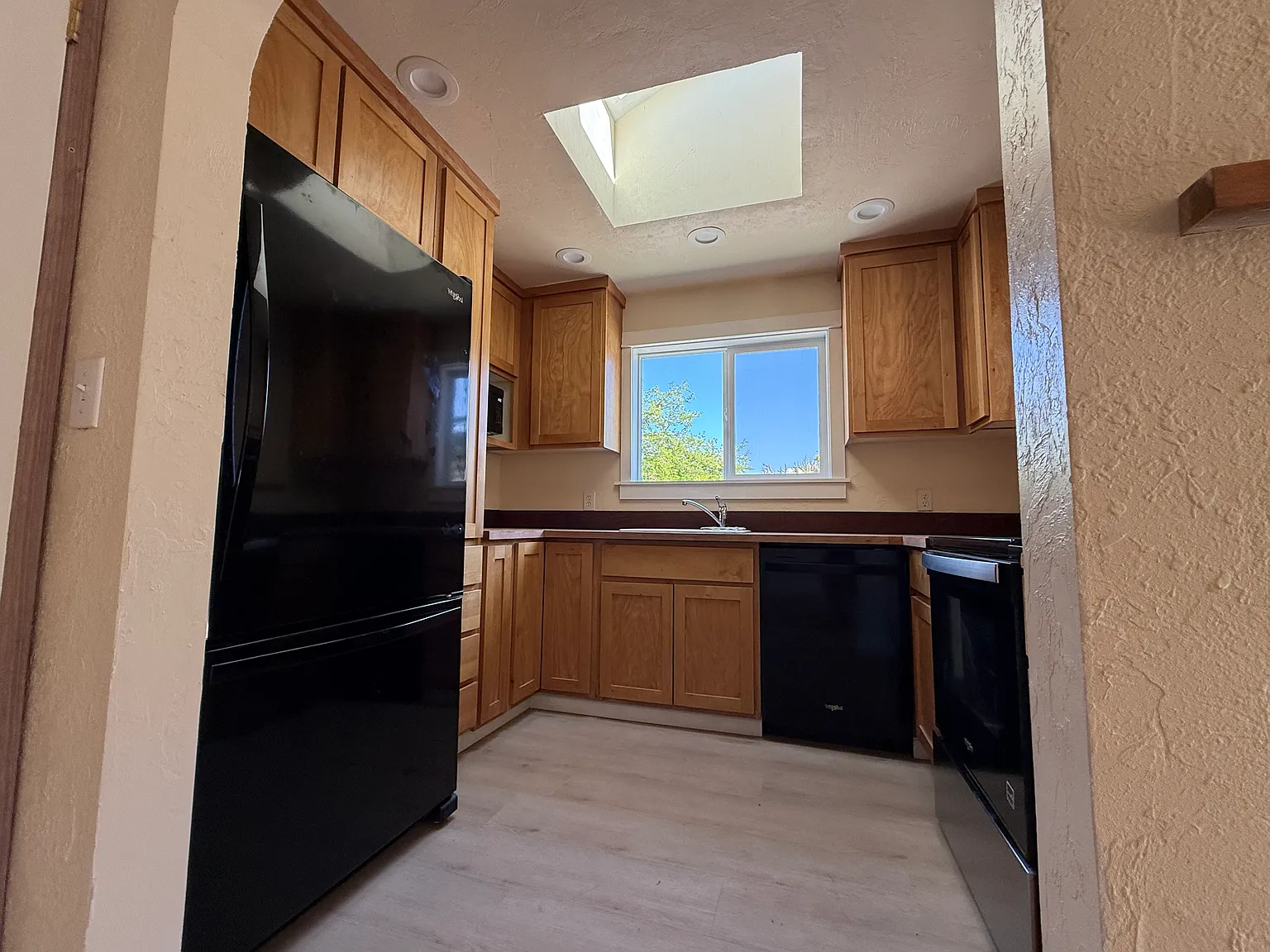 2 bed, 832 sqft, $2,100 — Photo 2