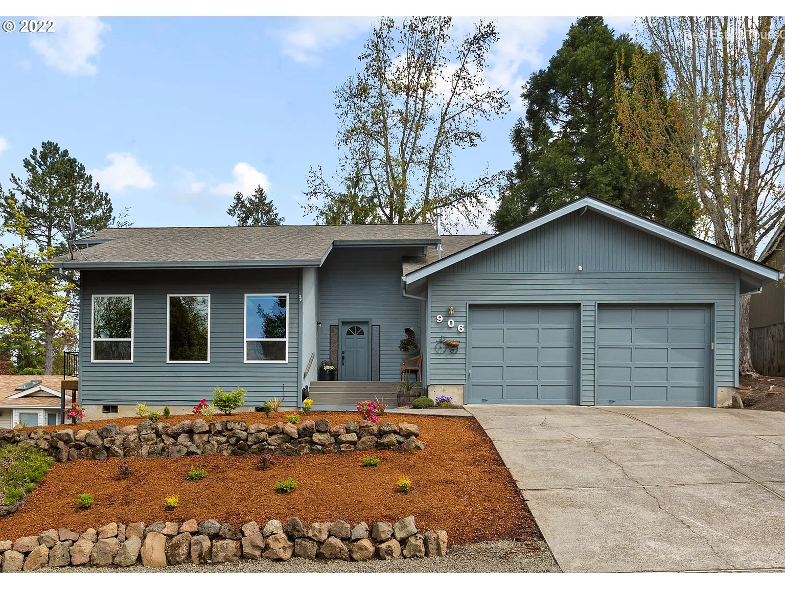 906 NW Freeman Ct photo 1