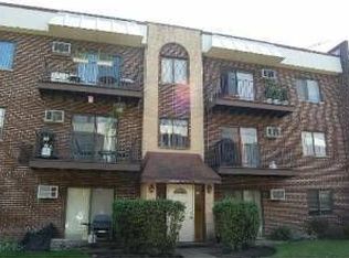 10407 Dearlove Rd APT 5, Glenview, IL 60025