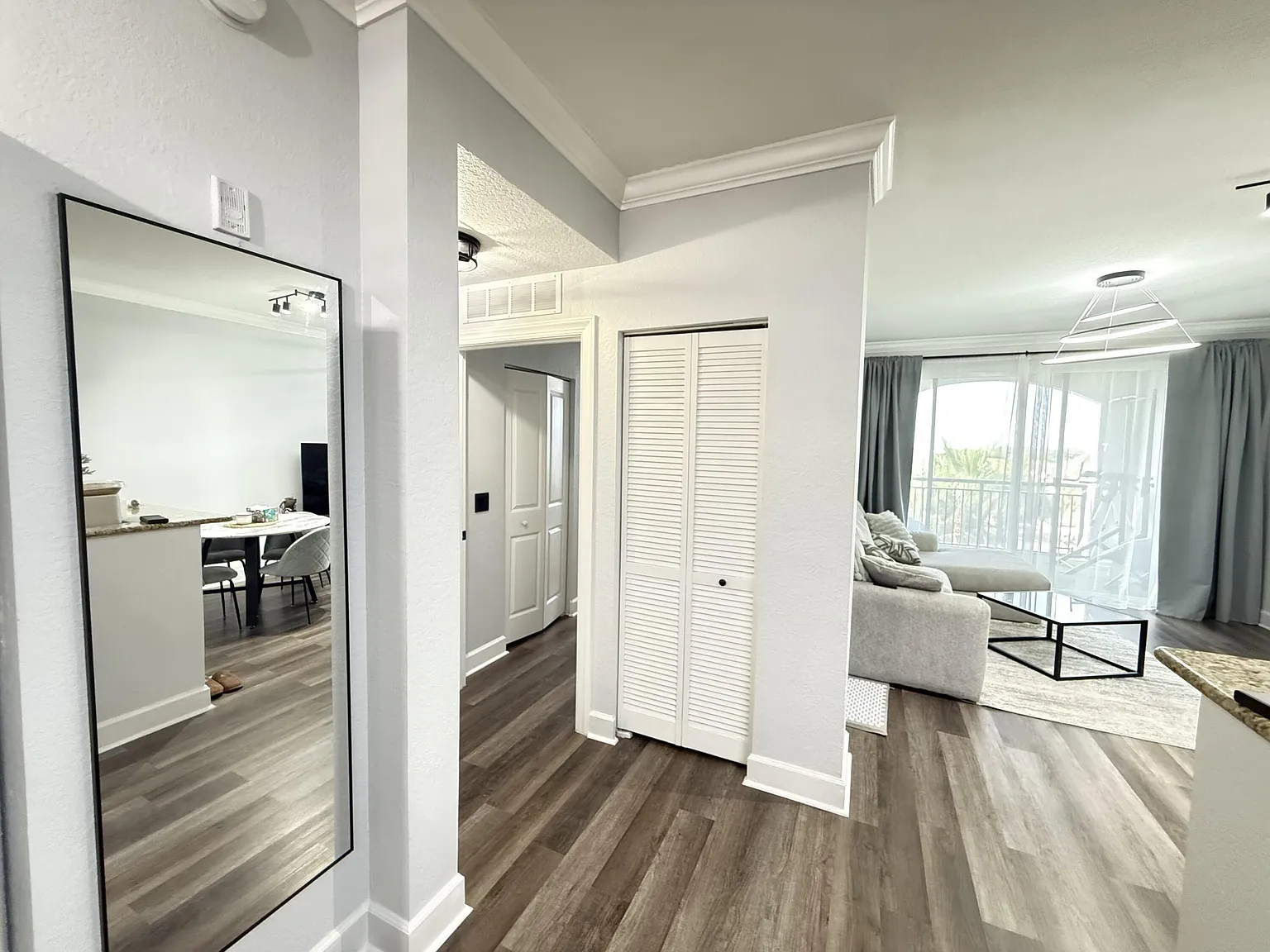1 bed, 1.0 bath, 744 sqft, $2,350 — Photo 2