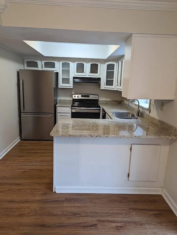 2 bed, 1.5 bath, 1000 sqft, $1,370 — Photo 2