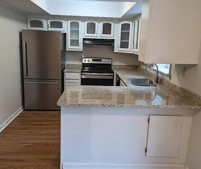 485 Woodview Dr — Photo 2