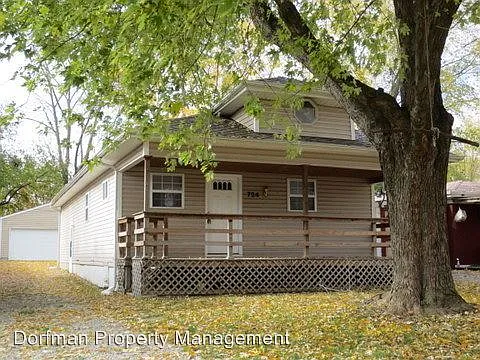 724 S Worth Ave photo 1