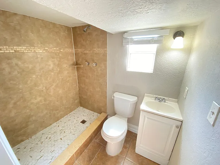 812 W Livingston St #B — Photo 5