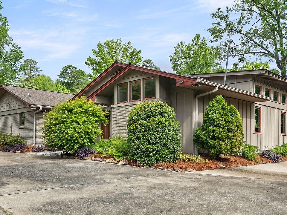 1st image of 747 Crest Ln