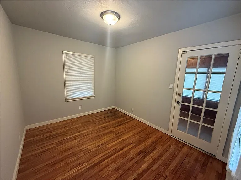 120 Paris Ave — Photo 9
