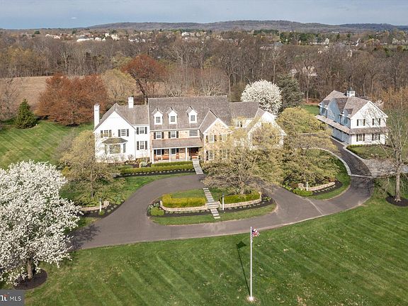 2nd image of 15 Greenbriar Cir