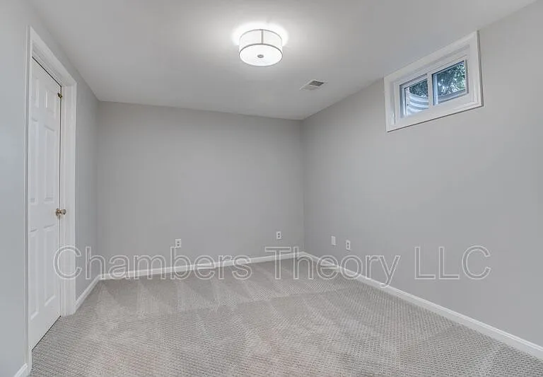 1003 Jennifer Ln — Photo 4