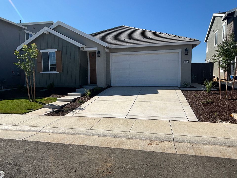 FRONT OF HOUSE 2,160 SQUARE FT, 4 BED 3 BATH