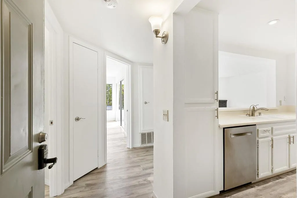 1040 E Washington Ave — Photo 3