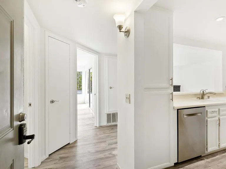 1040 E Washington Ave — Photo 3