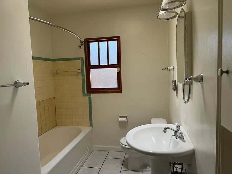 3004 E Adams St — Photo 17