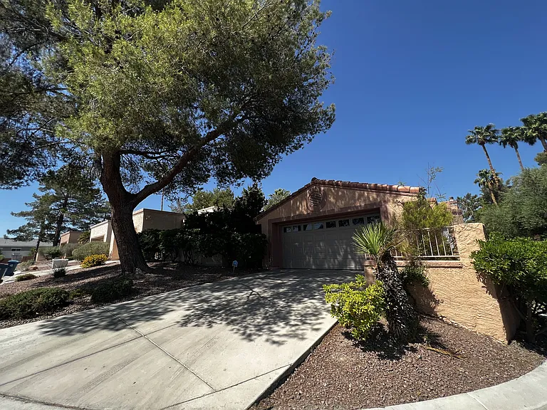 3396 Brookfield Dr — Photo 2
