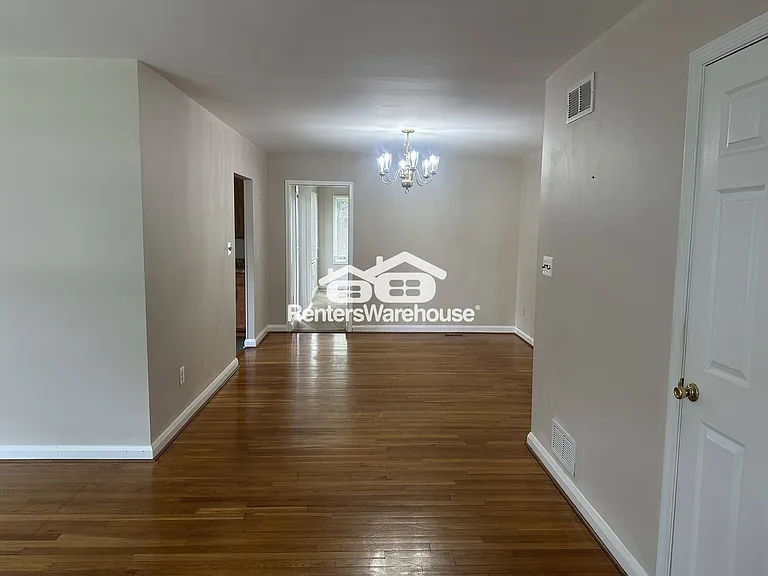 223 Deep Dale Dr — Photo 5