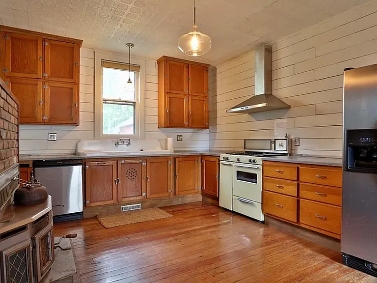 317 E Glenwood St — Photo 2
