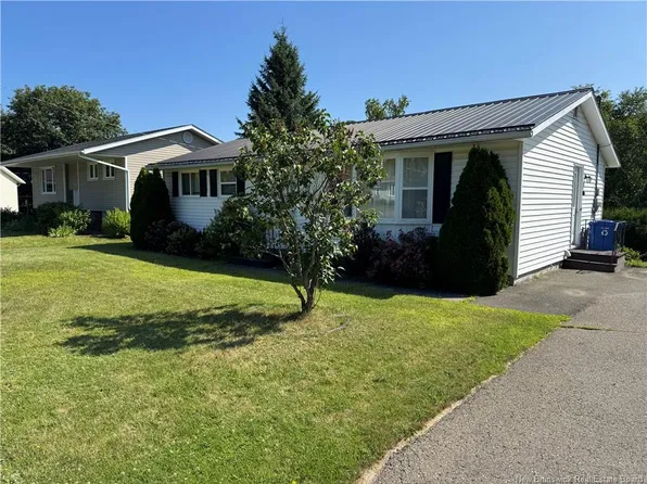 104 Manor Ct, Woodstock, NB E7M 2H2