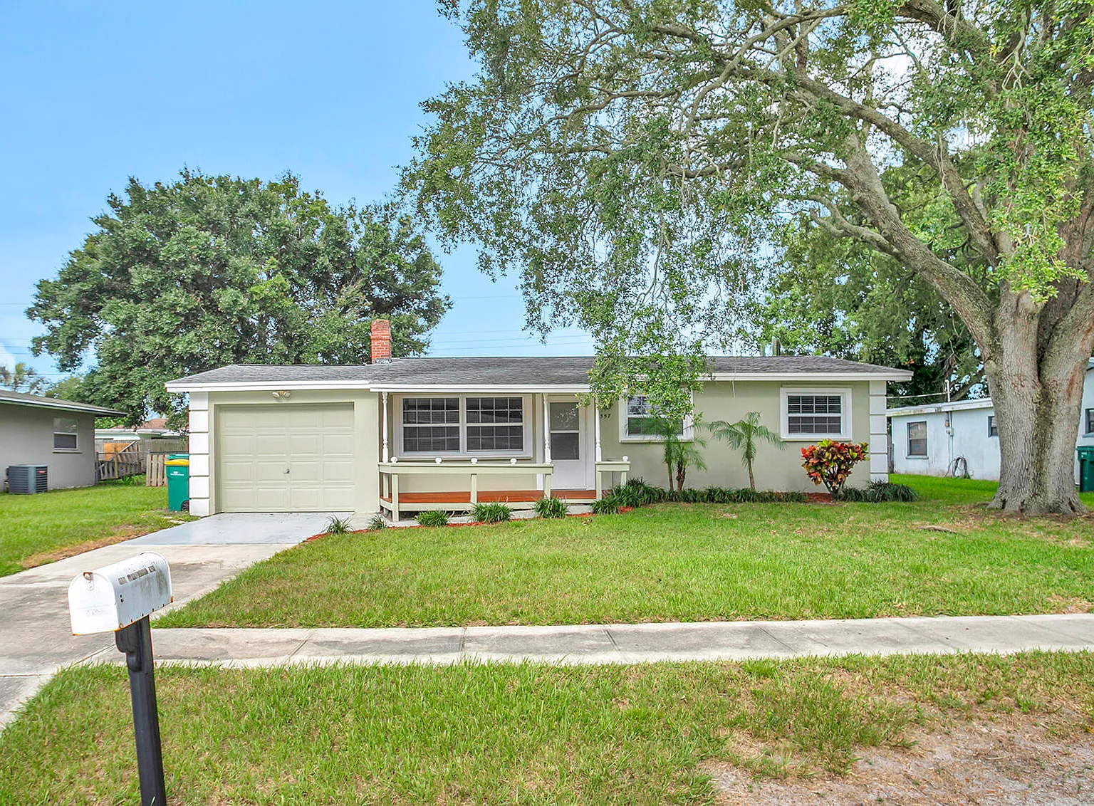 3 bed, 2.0 bath, 1206 sqft, $2,000 — Photo 1