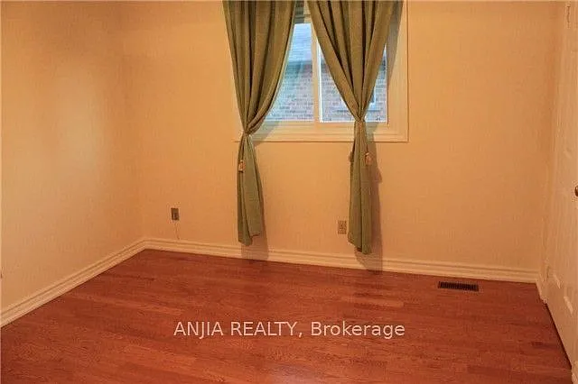 51 Topham Cres — Photo 8