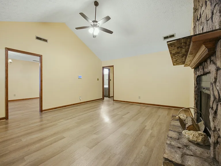 1701 Rose Garden Ln — Photo 15