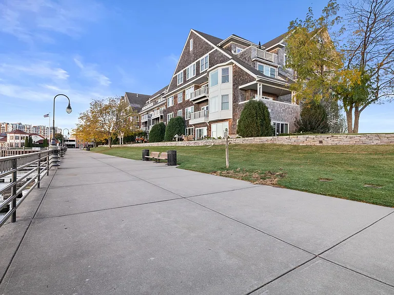4 Gaslight Dr #203 — Photo 26