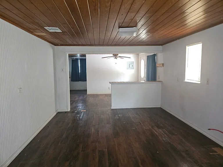 907 Neches St — Photo 18