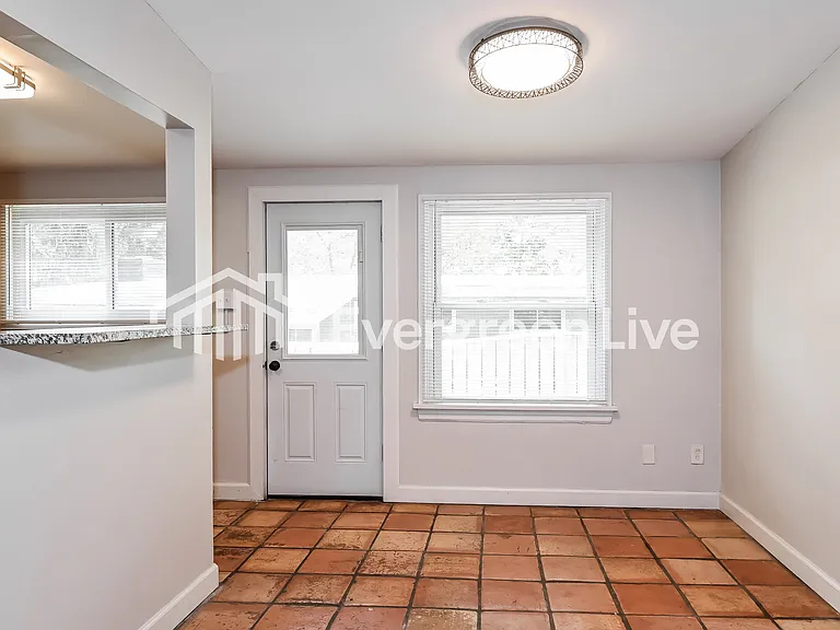 1040 Robinwood Dr — Photo 3