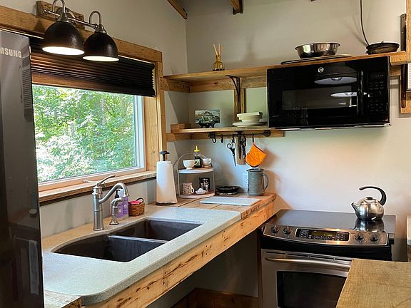 Fully equipped kitchen. Sans dishwasher.