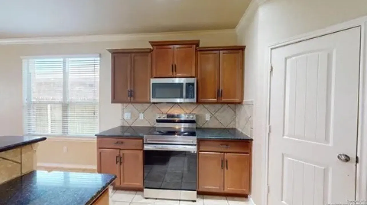 4 bed, 2.5 bath, 2382 sqft, $2,250 — Photo 4
