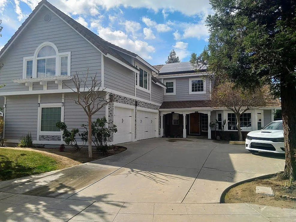 452 Amber Ave photo 1