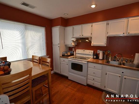 4th image of 10 Rockwell Ct