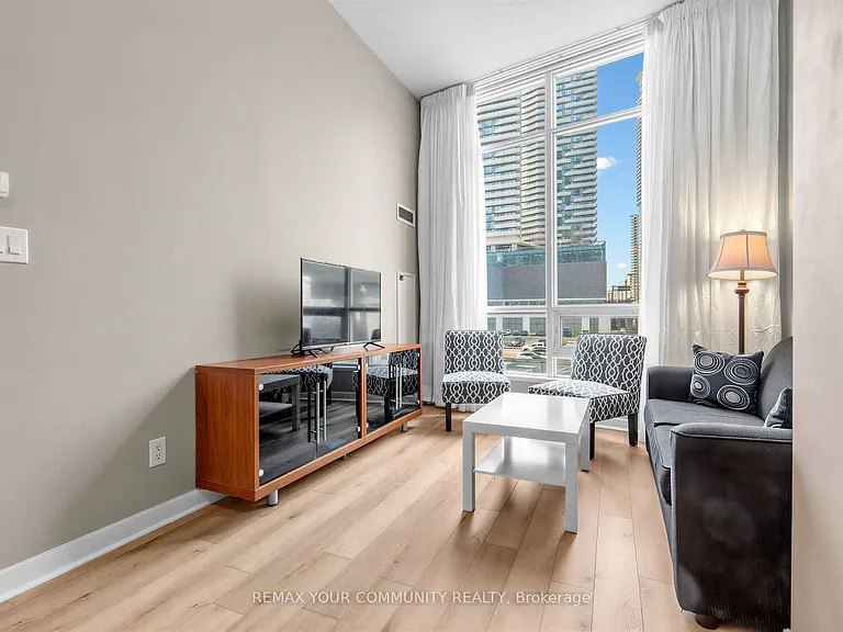 18 Harbour St #202 — Photo 8