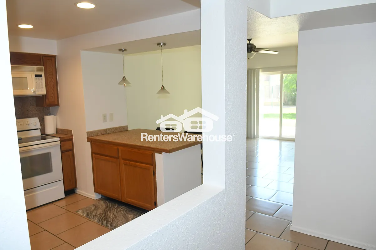 Building Photo - 355 E Thomas Rd #B111