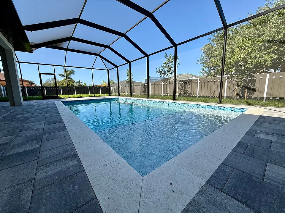 302 SW 14th Ave
