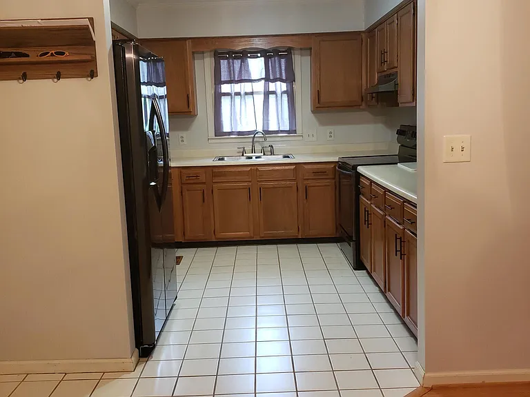 1045 Morningside Dr — Photo 3