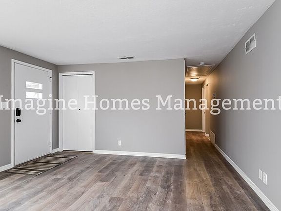 4th image of 9898 Crestwood Dr