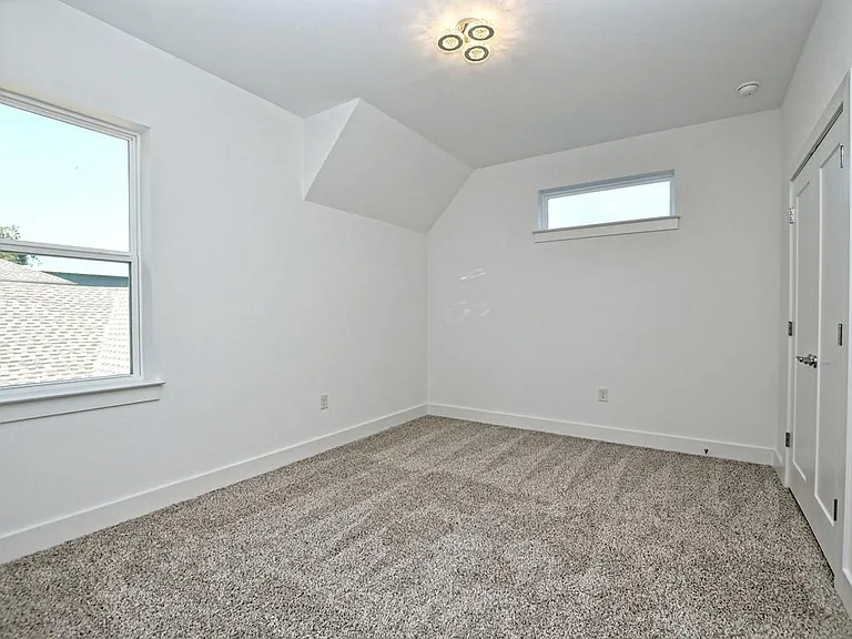 402 Zennia St — Photo 24